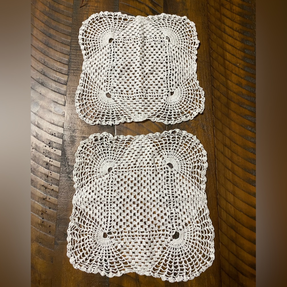 Vintage Handmade Doilies Lot of 2 White Condition: preowned 541